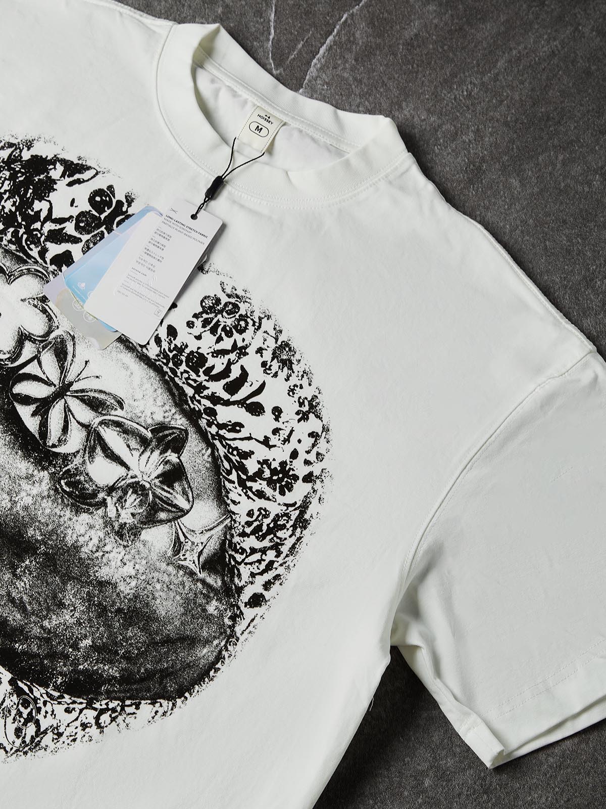 NOISSEY Floral Sketch Lips Metallic Grillz Short Sleeve T-Shirt - White - Image 3