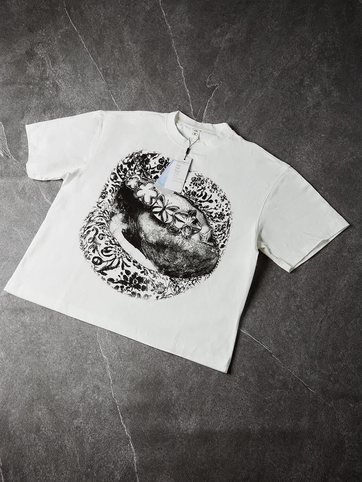 NOISSEY Floral Sketch Lips Metallic Grillz Short Sleeve T-Shirt - White - Image 5