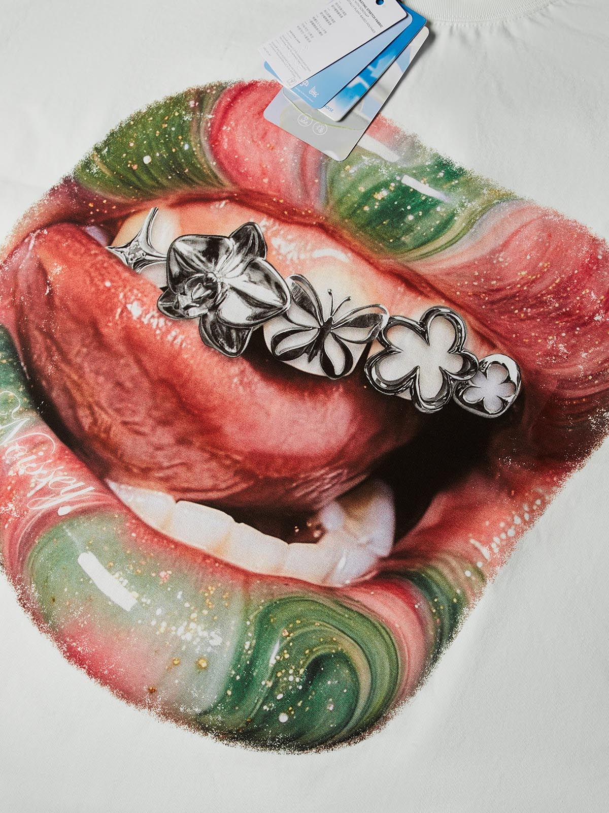 NOISSEY Marbled Lips Clover Metallic Grillz Glitter Print T-Shirt - White - Image 2