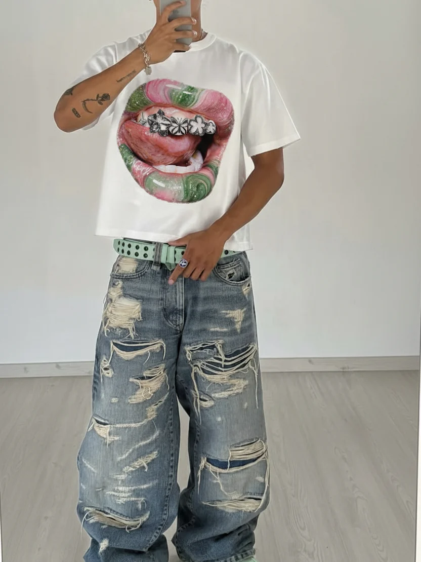 NOISSEY Marbled Lips Clover Metallic Grillz Glitter Print T-Shirt - White - Image 4