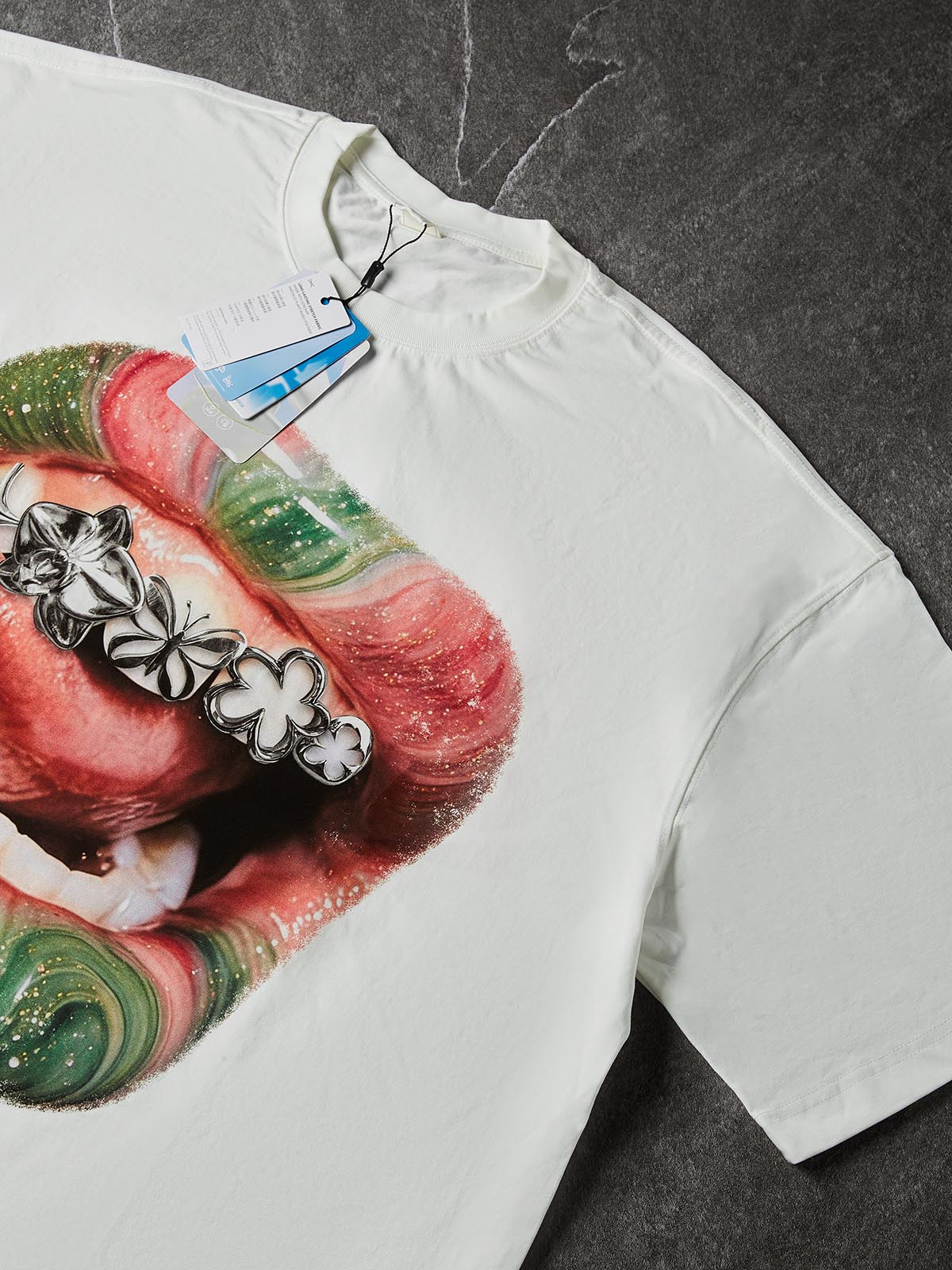 NOISSEY Marbled Lips Clover Metallic Grillz Glitter Print T-Shirt - White - Image 5
