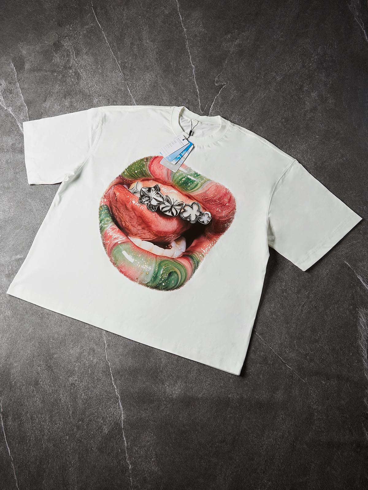 NOISSEY Marbled Lips Clover Metallic Grillz Glitter Print T-Shirt - White - Image 6